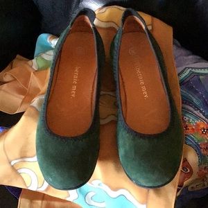 Bernie Mev green flats size 36
